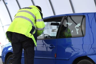 Polizist kontrolliert Autofahrer (Symbolfoto): Gegen den Mann von der A1 wird nun ermittelt.