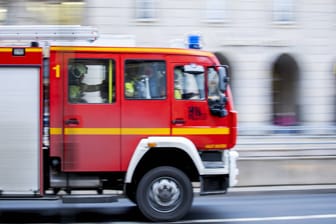 Ein Feuerwehrwagen im Einsatz (Archivbild): In Dresden sind Einsatzkräfte attackiert worden.