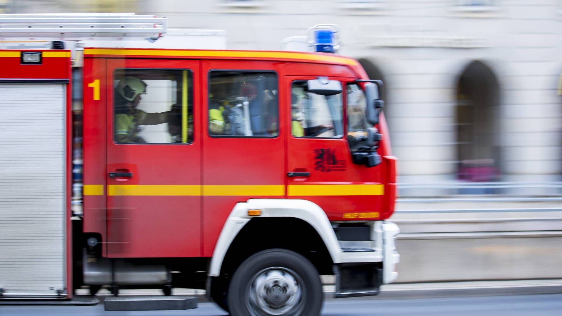 Ein Feuerwehrwagen im Einsatz (Archivbild): In Dresden sind Einsatzkräfte attackiert worden.