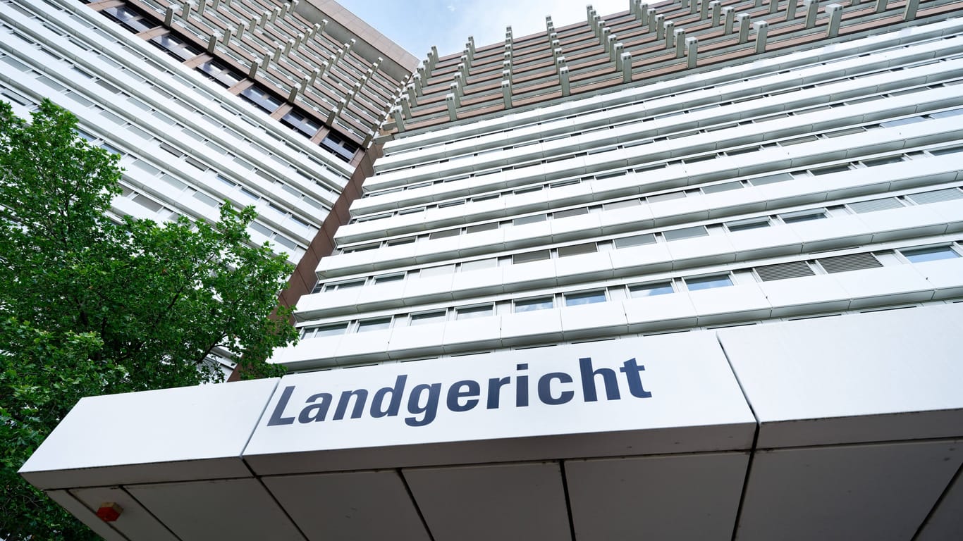 Aufschrift Landgericht am Justizgebäude in Köln (Symbolbild): Dem Rapper "Dr. Knarf" wird ab Oktober der Prozess gemacht.