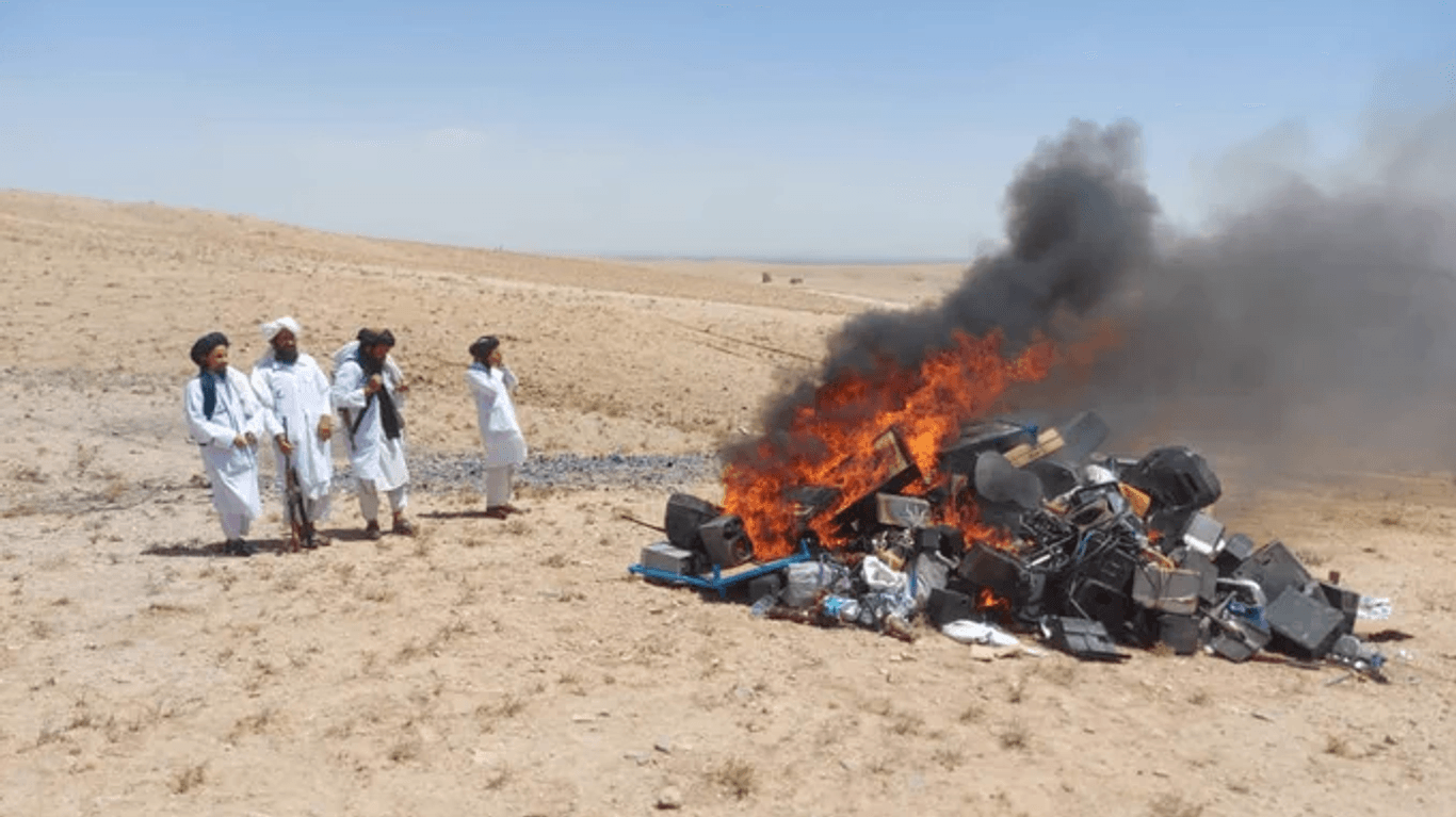 In der Provinz Herat haben Taliban-Beamte beschlagnahmte Musikinstrumente öffentlich verbrannt.
