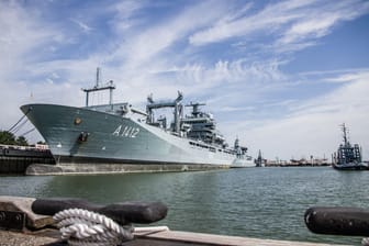 Einsatzgruppenversorger "Frankfurt am Main" im Heimathafen Wilhelmshaven (Archivfoto): Das Schiff transportiert unter anderem 230 Tonnen Proviant.