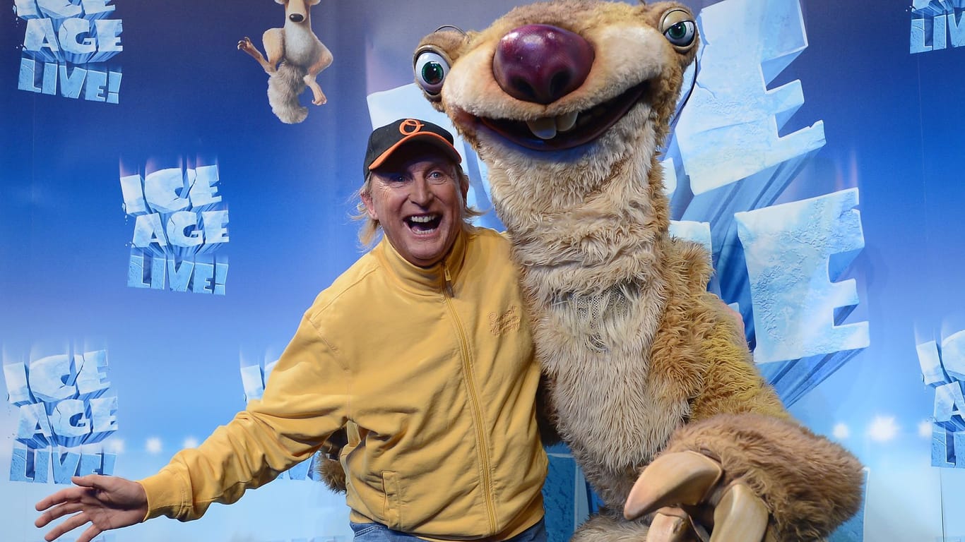 Der Komiker Otto Waalkes steht neben dem Maskottchen "Sid" anlässlich der Arena-Show "Ice Age live! – Ein mammutiges Abenteuer".