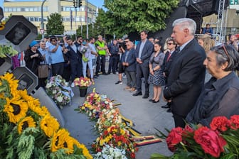 Oberbürgermeister Dieter Reiter (2.v.r.) neben Angehörigen bei der Gedenkfeier für die Opfer des OEZ-Attentats.