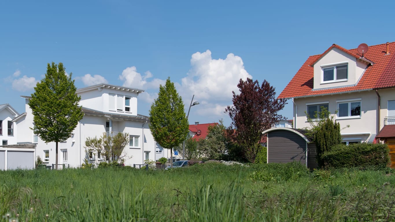 Einfamilienhäuser: Die Grunderwerbsteuer ist Teil der Nebenkosten beim Immobilienkauf.