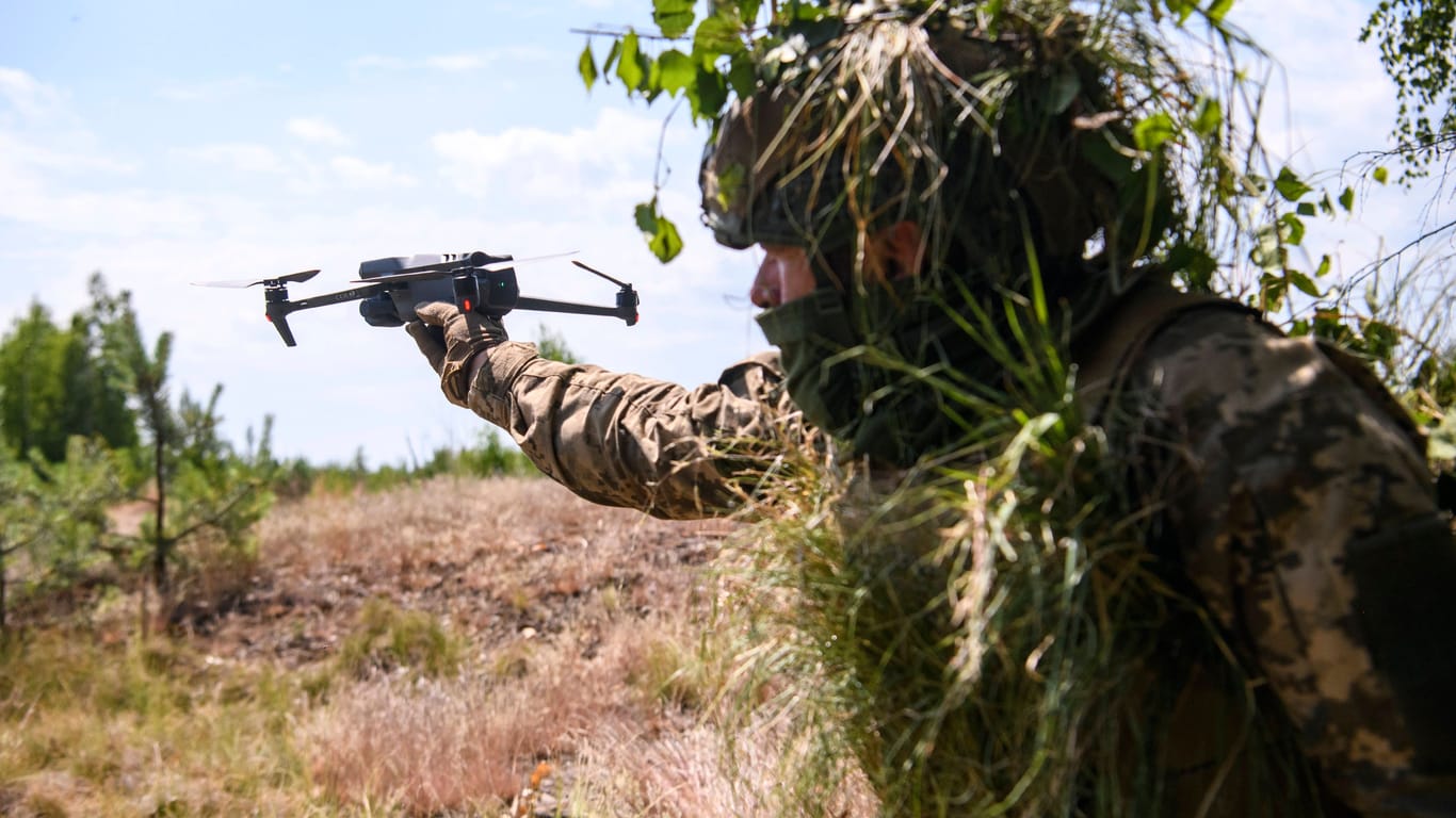 Ein ukrainischer Soldat trainiert den Einsatz einer Aufklärungsdrohne: Die Einheit "Weißer Wolf" besitzt nach eigenen Angaben auch Kamaikaze-Drohnen.
