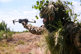 Ein ukrainischer Soldat trainiert den Einsatz einer Aufklärungsdrohne: Die Einheit "Weißer Wolf" besitzt nach eigenen Angaben auch Kamaikaze-Drohnen.