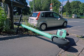 Ein E-Scooter liegt am Straßenrand (Symbolbild): In Ehrenfeld wurde der Fahrer eines E-Scooters vn einem Auto erfasst.