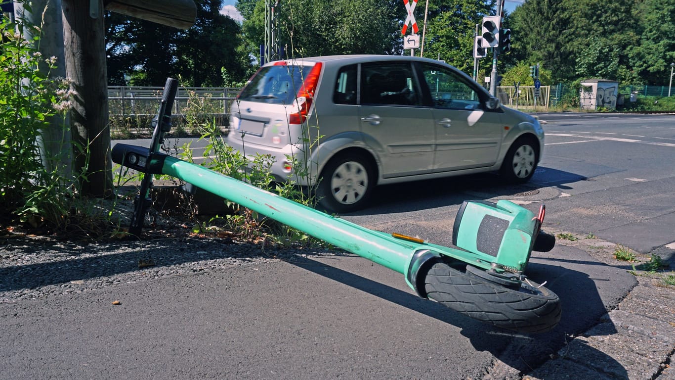 Ein E-Scooter liegt am Straßenrand (Symbolbild): In Ehrenfeld wurde der Fahrer eines E-Scooters vn einem Auto erfasst.