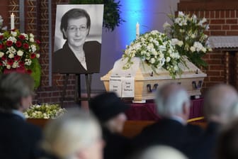 Der Sarg von Heide Simonis bei der Trauerfeier: Sie war 1993 zur ersten Regierungschefin eines deutschen Bundeslandes gewählt worden.