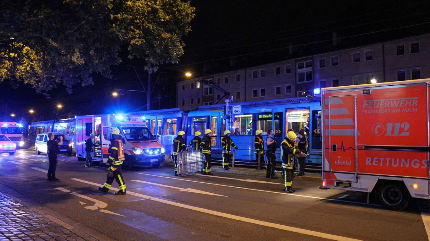 Rettungseinsatz in der Nacht in Frankfurt am Main: Zwei Menschen kamen in eine Klinik.
