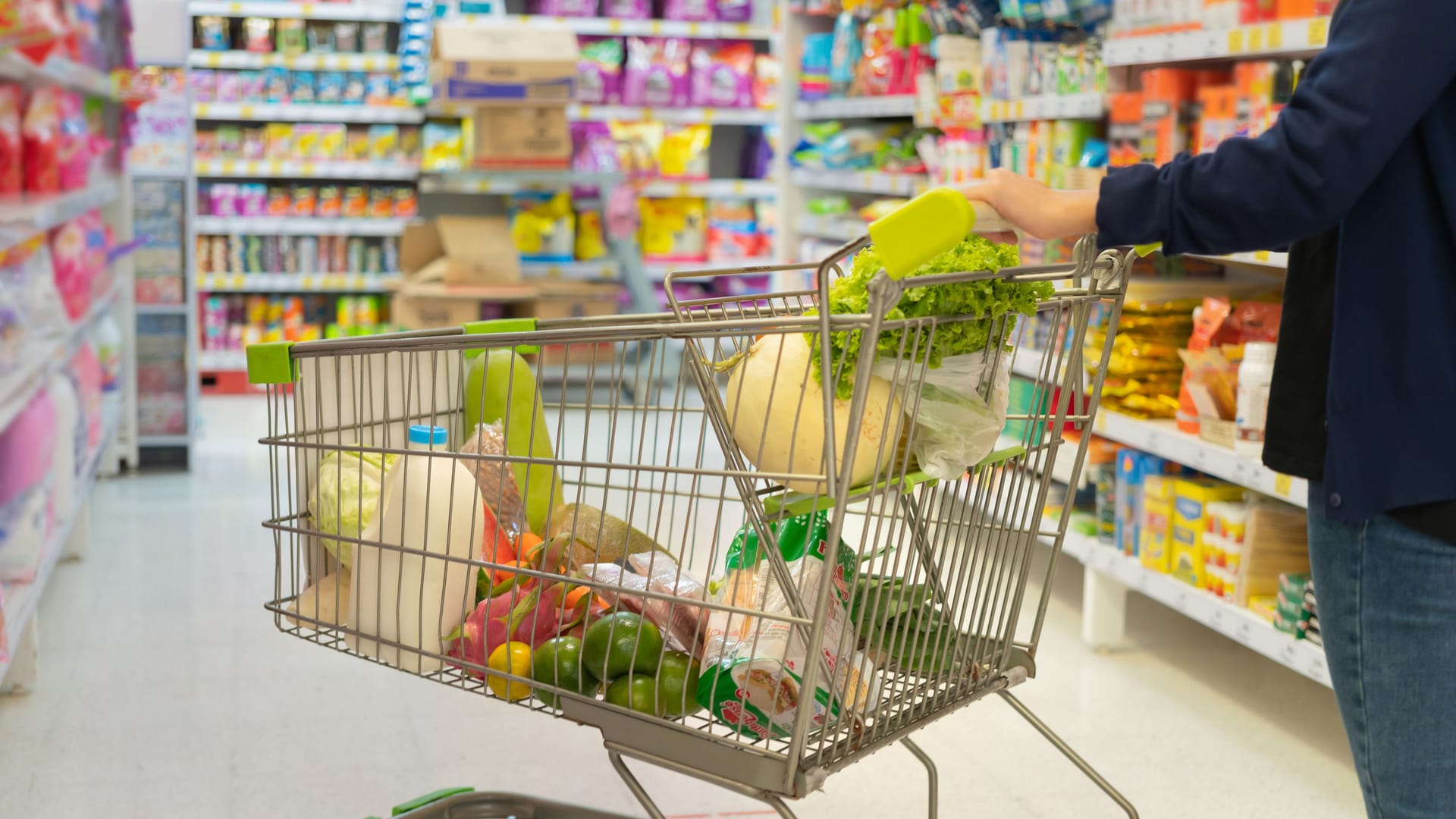 Nicht nur Prospekte vergleichen: Wer seinen Einkauf gut plant, kann trotz Inflation Geld sparen.