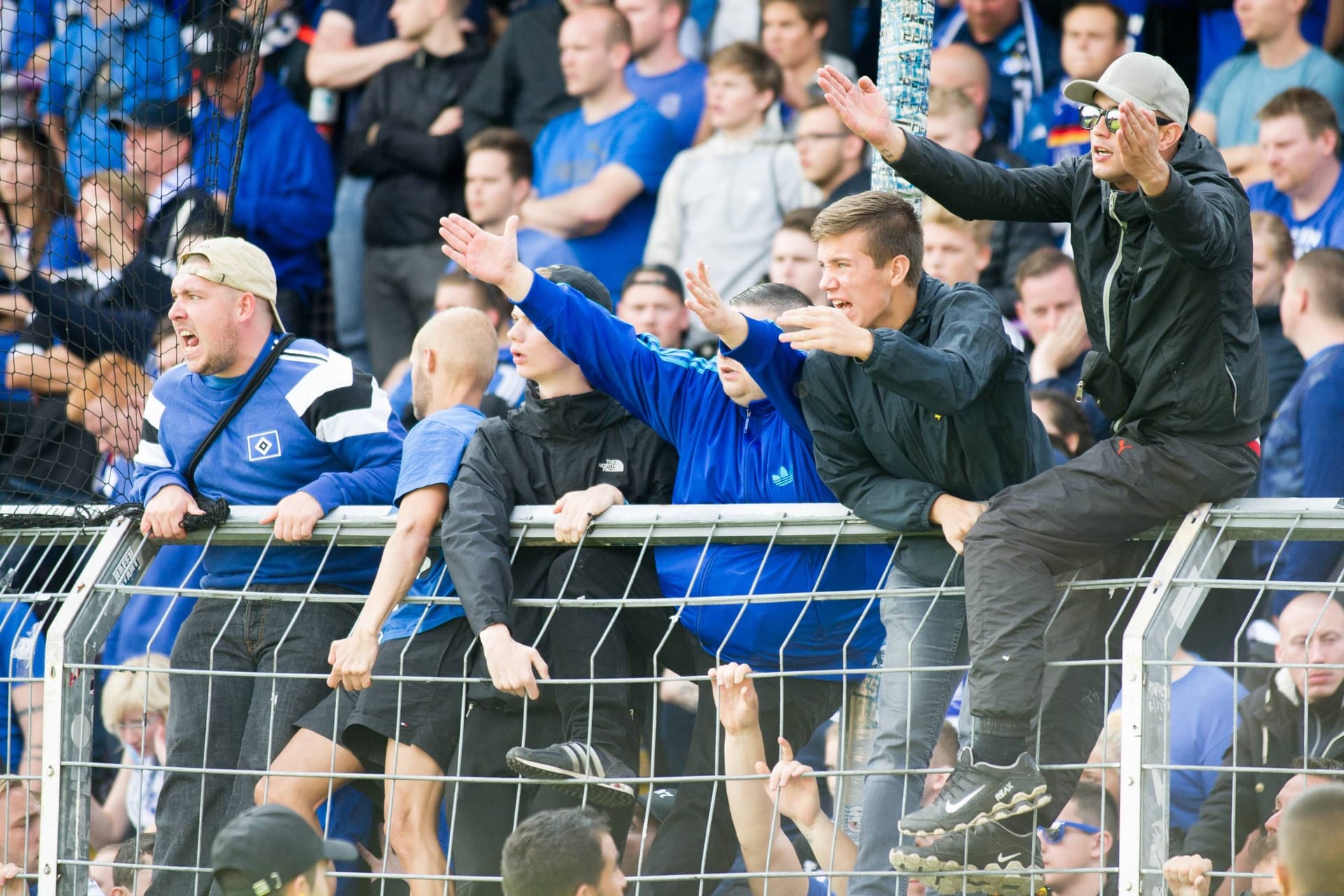 Wütende HSV-Fans im Stadion: Auch der Bierpreis ist kein Grund zur Freude.