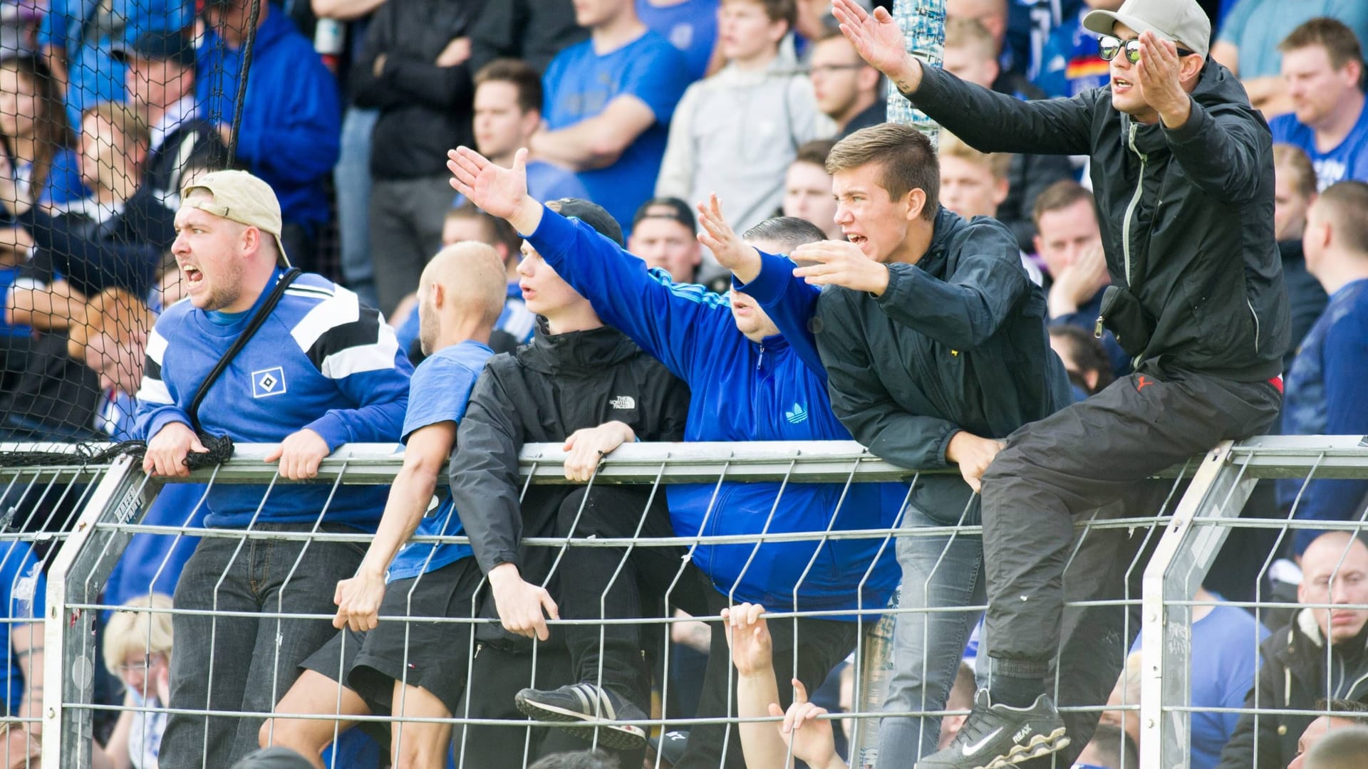 Wütende HSV-Fans im Stadion: Auch der Bierpreis ist kein Grund zur Freude.