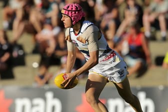 Heather Anderson mit ihren Markenzeichen, dem pinkfarbenen Kopfschutz, bei einem Spiel im Februar 2017.