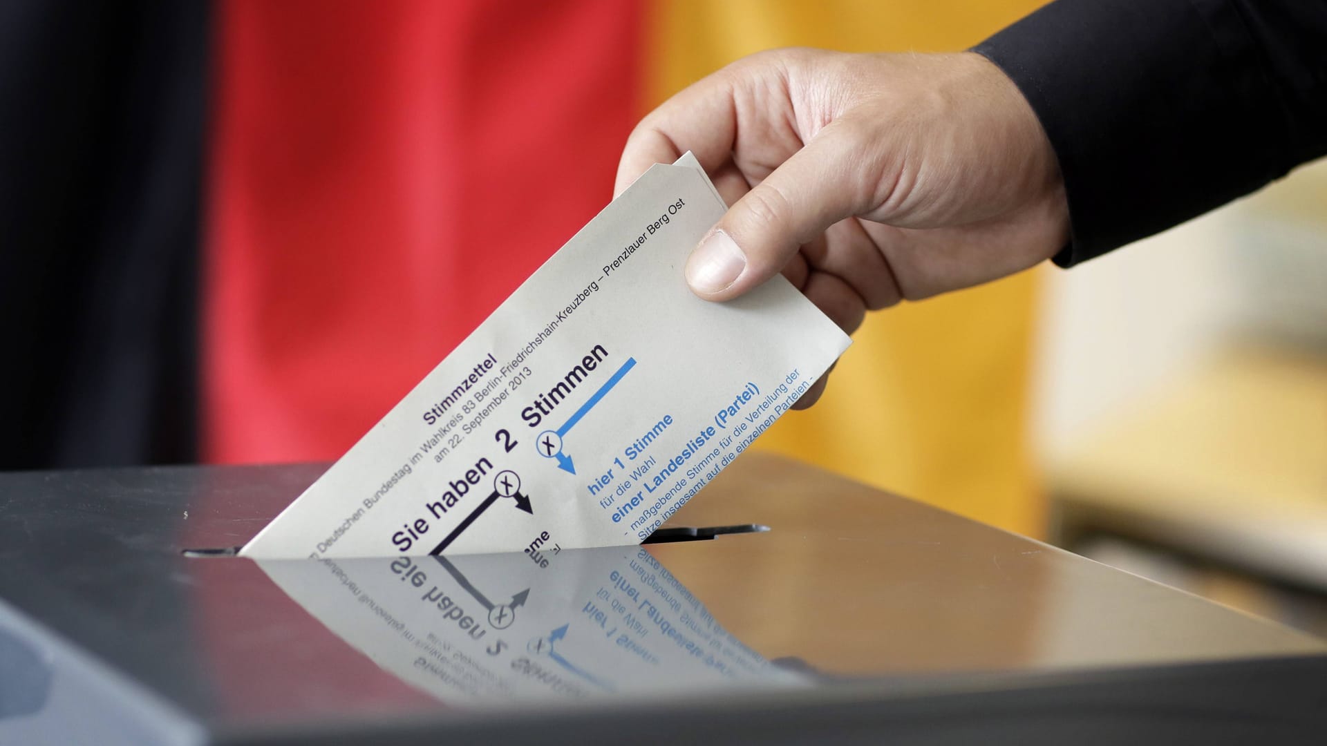 Ein Wähler wirft seinen Stimmzettel in die Wahlurne (Archivbild): Muss die Bundestagswahl in der Hauptstadt wiederholt werden? Ein Wähler wirft seinen Stimmzettel in die Wahlurne (Archivbild): Muss die Bundestagswahl in der Hauptstadt wiederholt werden?