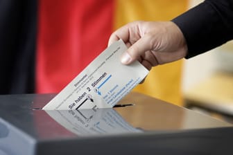 Ein Wähler wirft seinen Stimmzettel in die Wahlurne (Archivbild): Muss die Bundestagswahl in der Hauptstadt wiederholt werden?