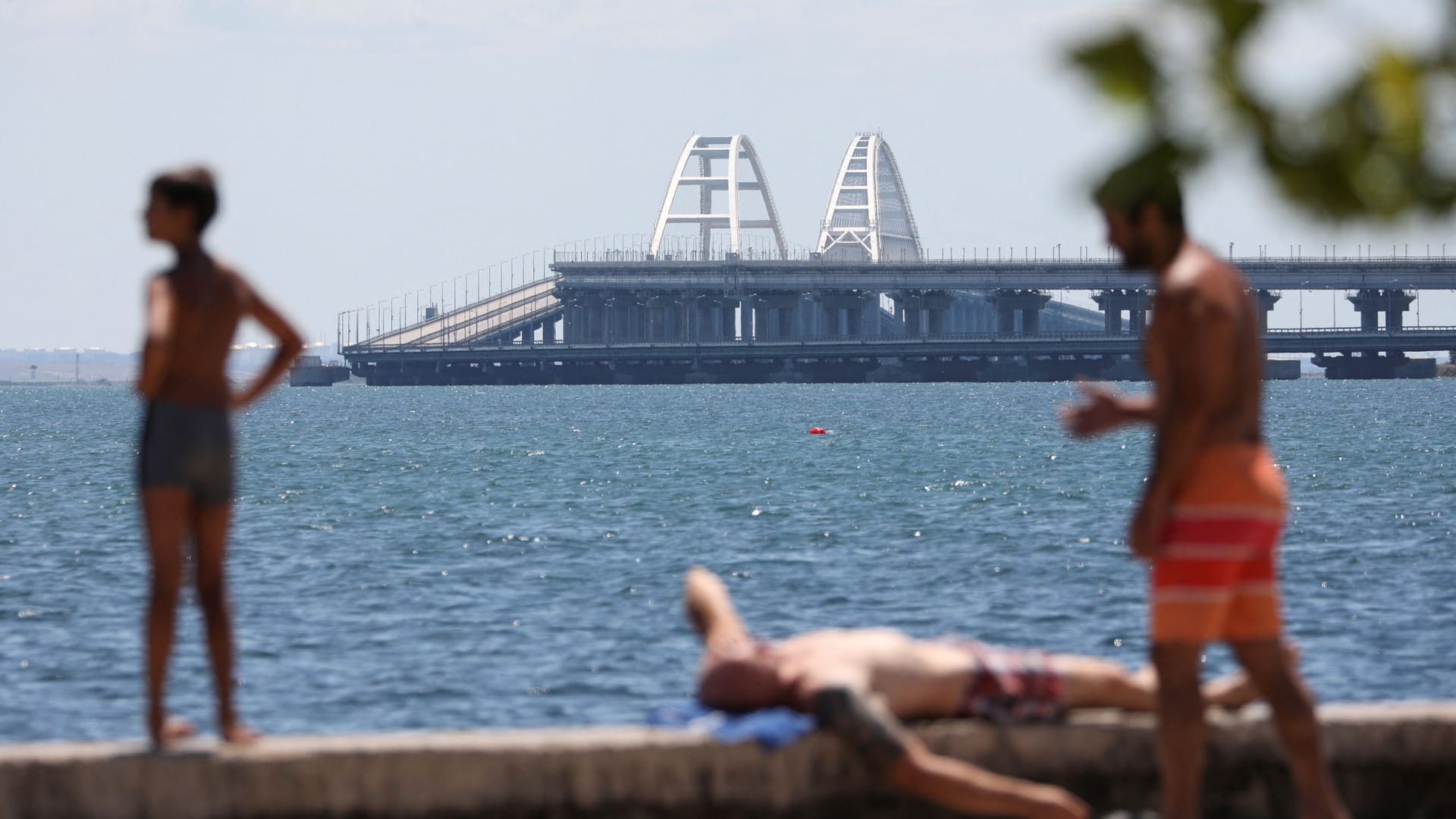 Urlauber vor der Krimbrücke: Die Krim ist in der russischen Bevölkerung ein beliebtes Urlaubsziel.