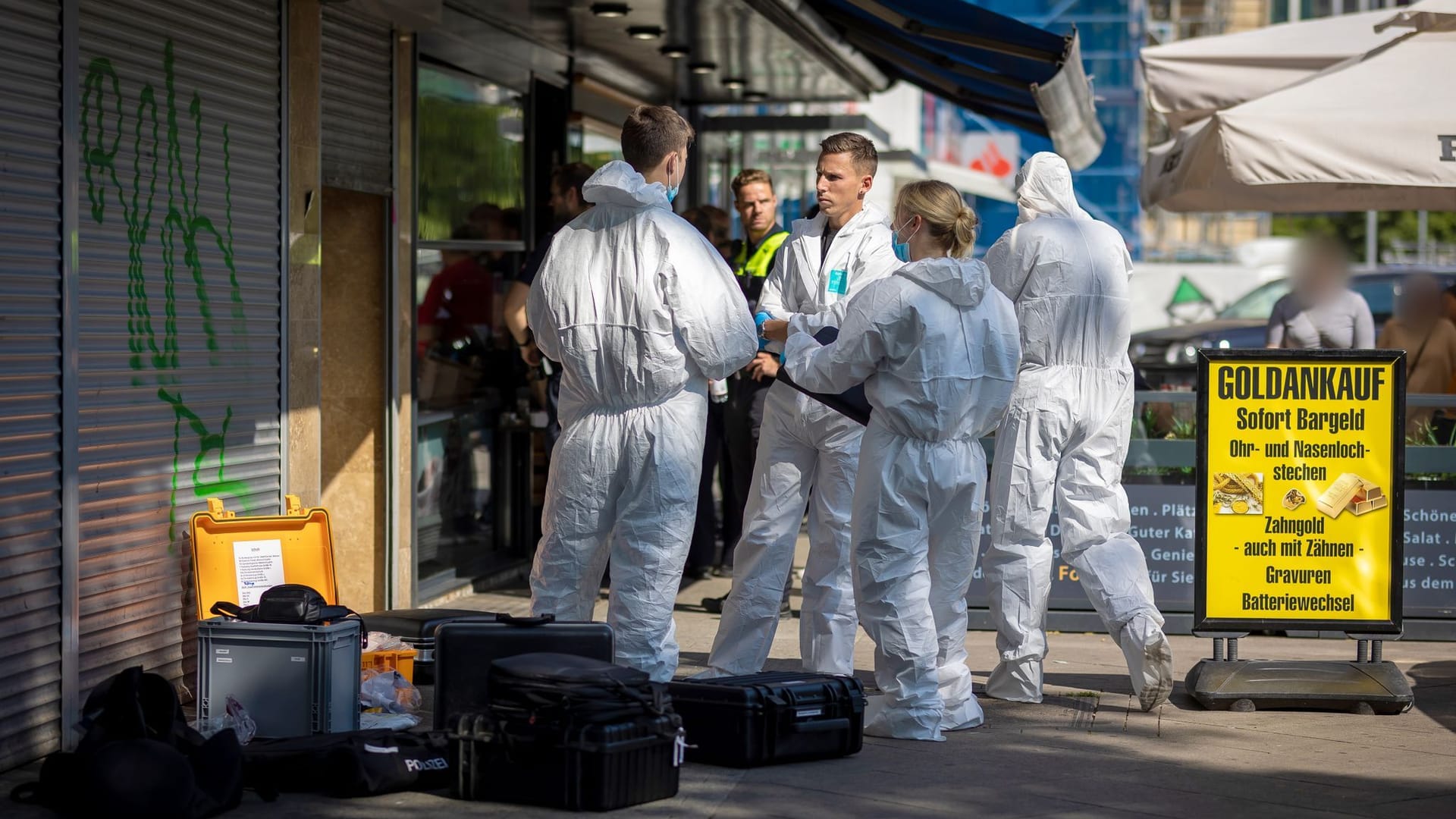 Spurensicherung: Bei dem Überfall auf einen Juwelier am Steintor in Hannover wurde ein Mitarbeiter des Geschäfts verletzt.