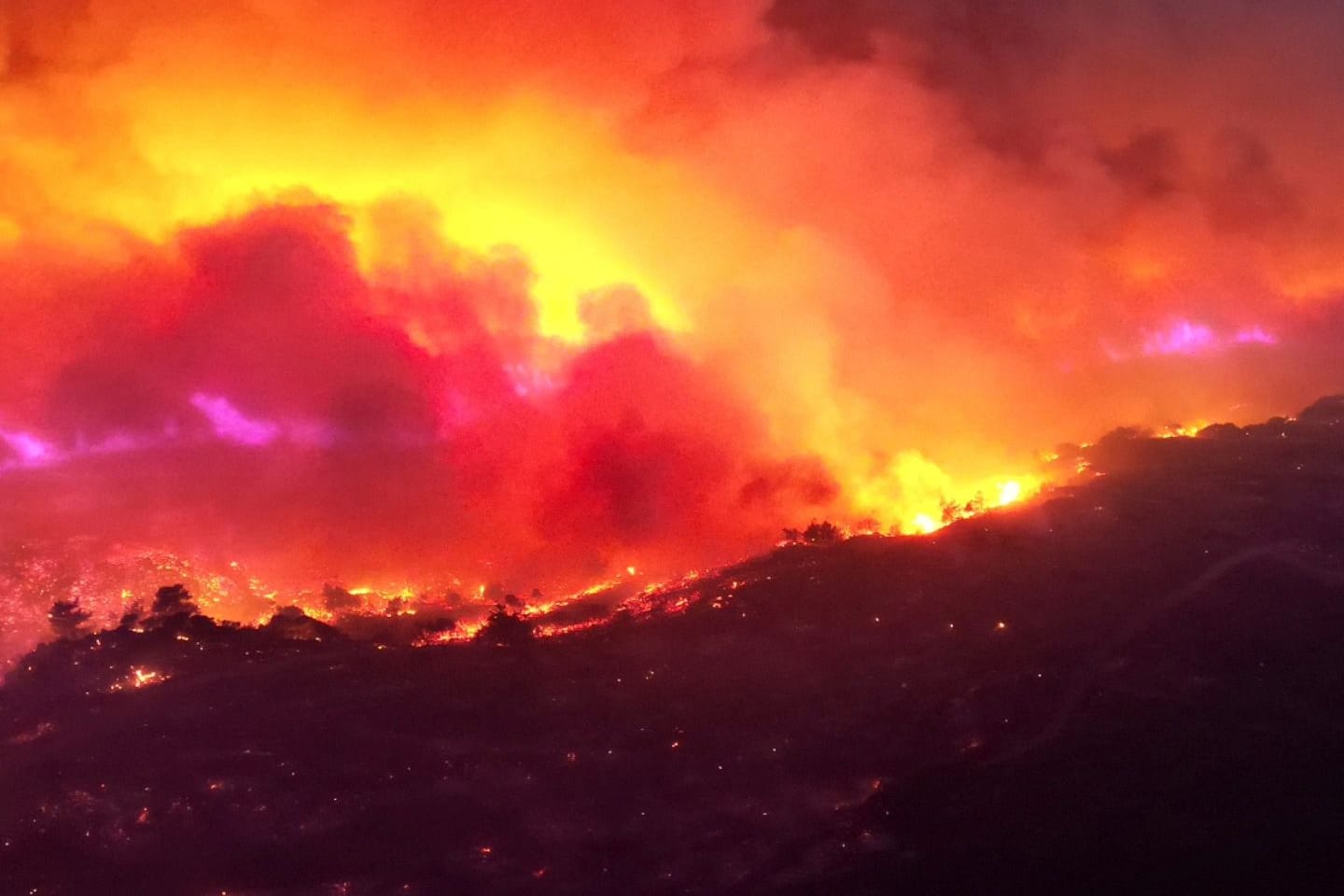 Feuer auf Rhodos: Kein Ende in Sicht.