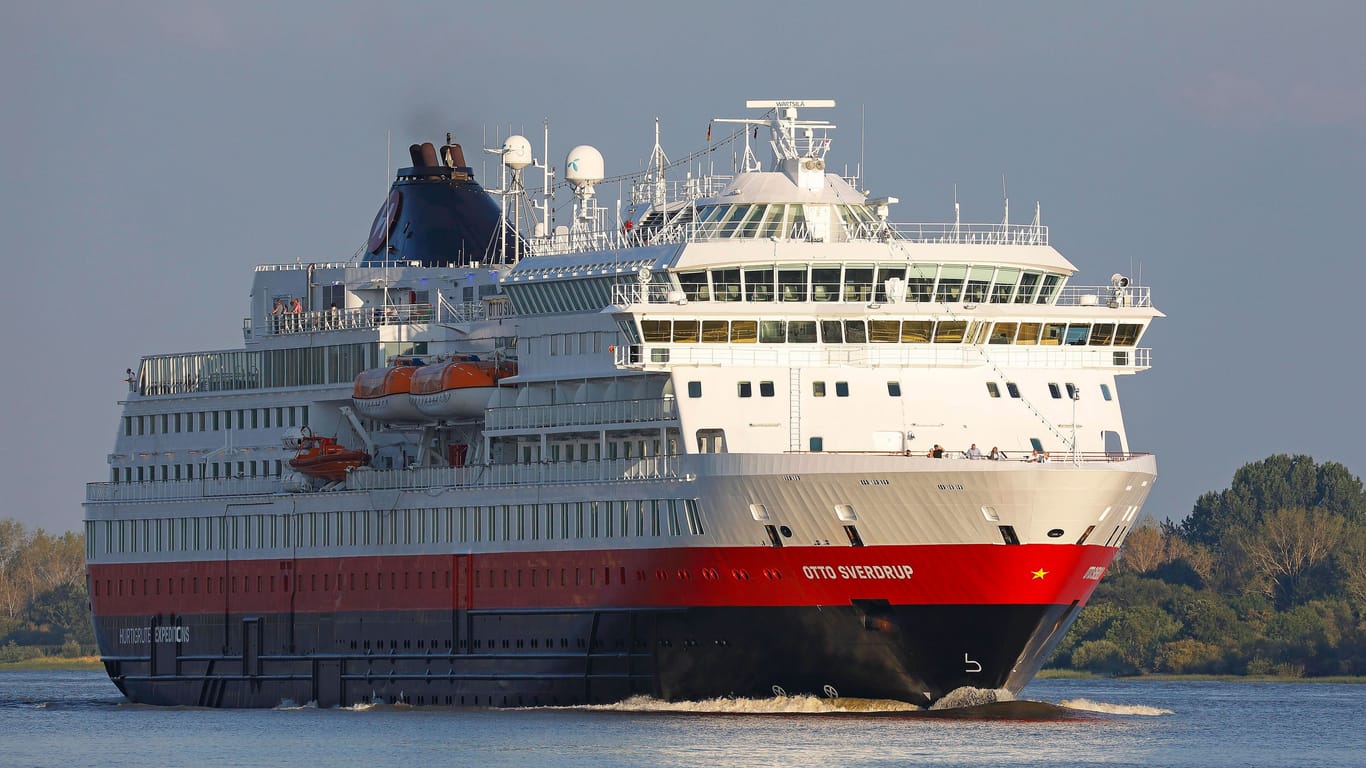 Das Kreuzfahrtschiff MS Otto Sverdrup verlässt den Hamburger Hafen: Von hier geht es in 14 Tagen ans Nordkap und wieder zurück.