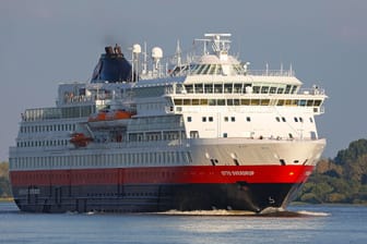 Das Kreuzfahrtschiff MS Otto Sverdrup verlässt den Hamburger Hafen: Von hier geht es in 14 Tagen ans Nordkap und wieder zurück.