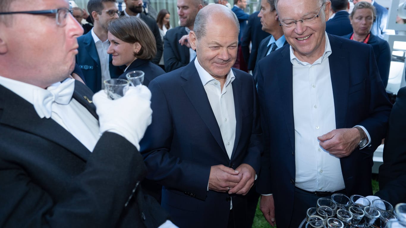 Bundeskanzler Olaf Scholz und Ministerpräsident Stephan Weil bekommen das Kultgetränk von einem Bruchmeister präsentiert.