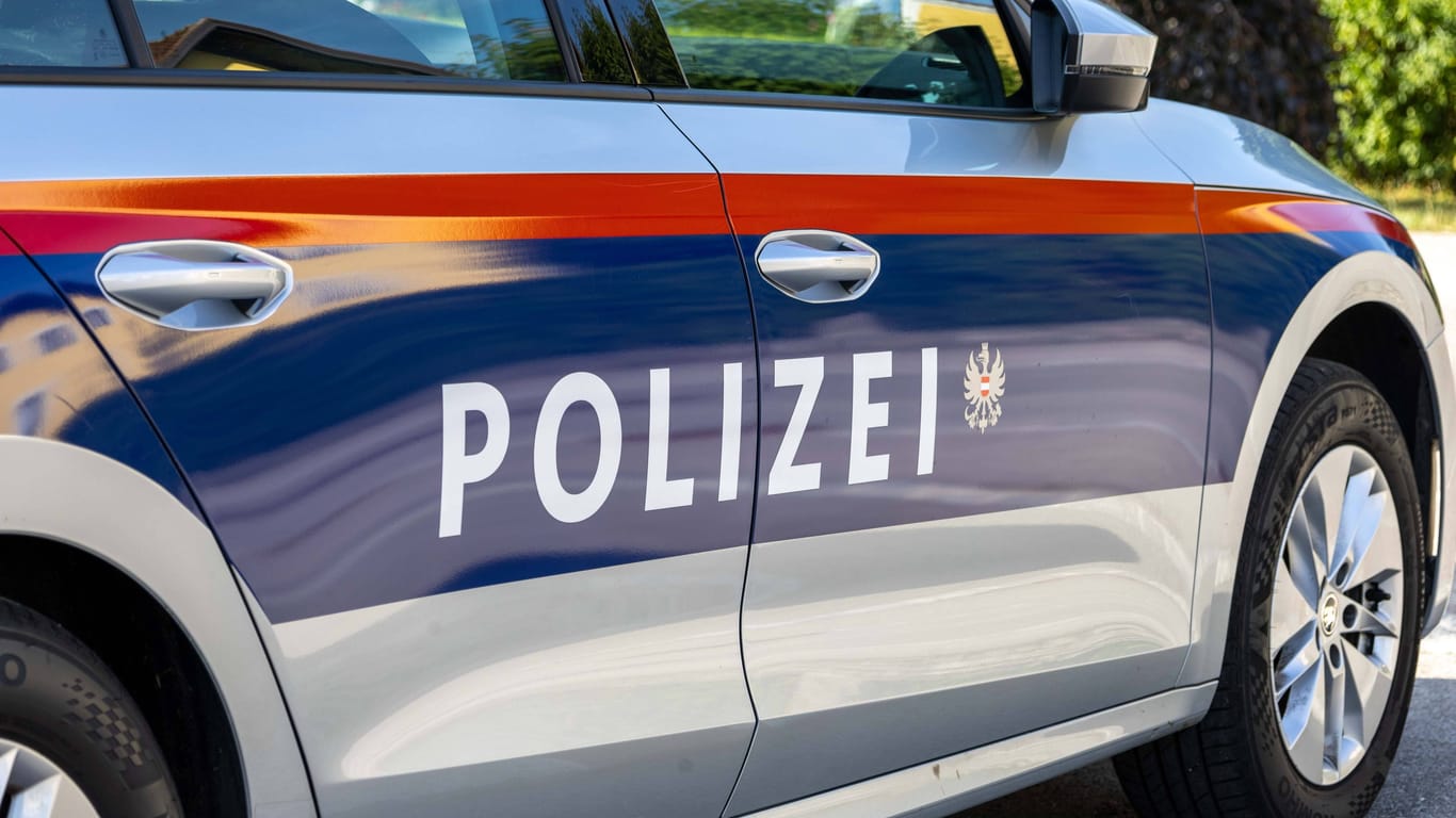 Fahrzeug der österreichischen Polizei (Symbolbild): Die Tote im Kofferraum wurde bei einer Polizeikontrolle gefunden.