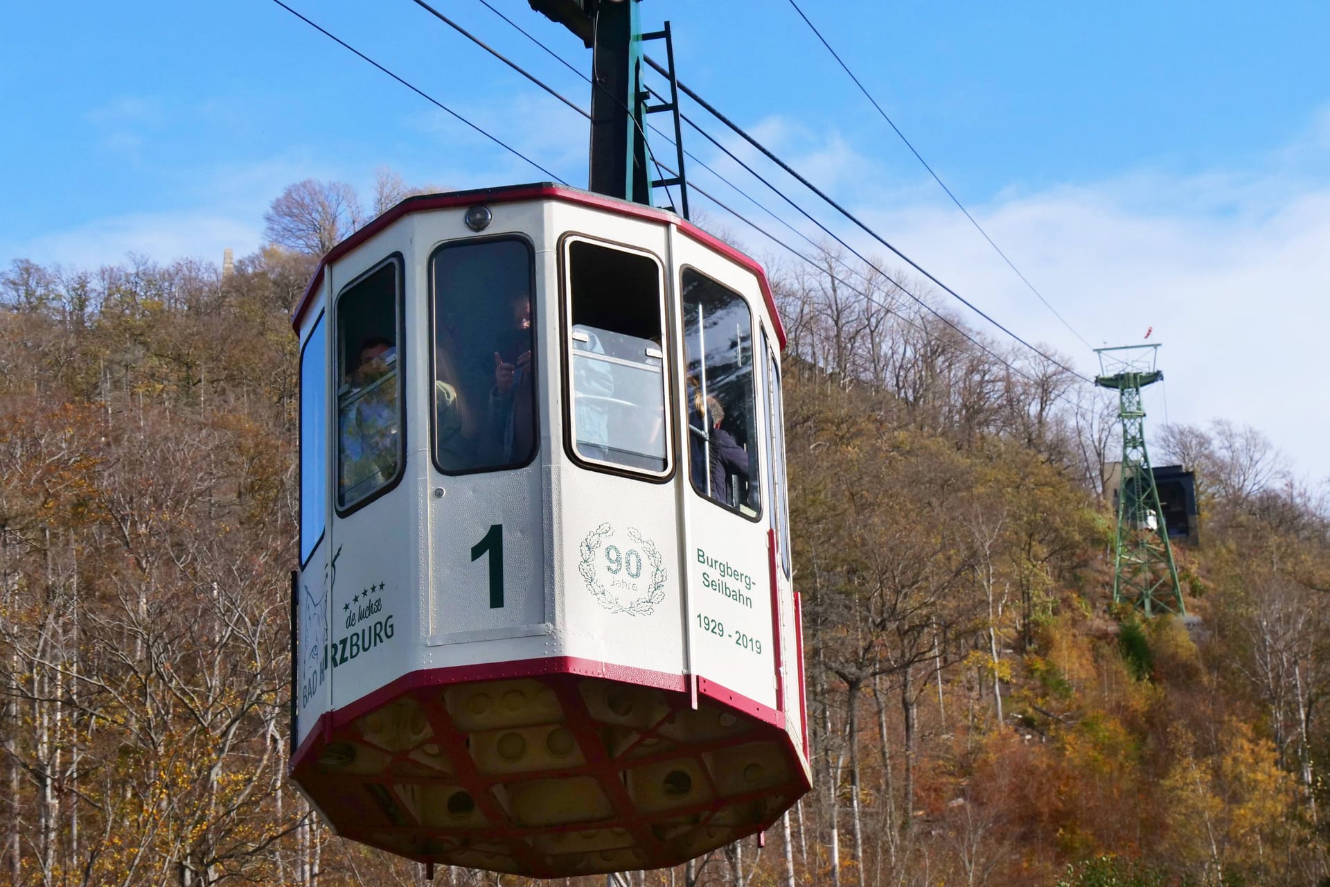 Die Bergbahn in Bad Harzburg bringt Touristen auf den Burgberg (Archivbild): Ein Wanderer rutschte auf dem Weg nach oben hinab.