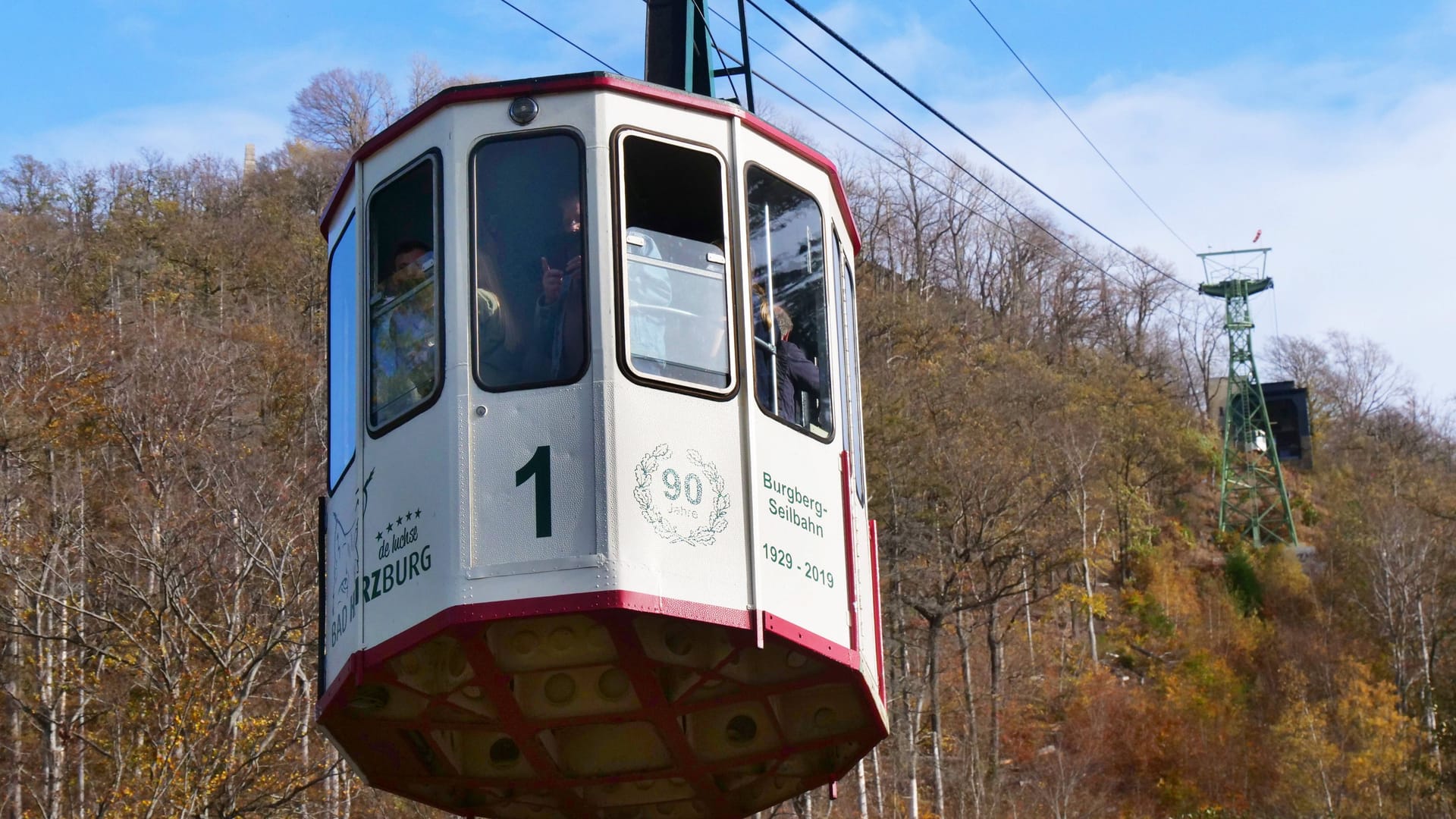 Die Bergbahn in Bad Harzburg bringt Touristen auf den Burgberg (Archivbild): Ein Wanderer rutschte auf dem Weg nach oben hinab.