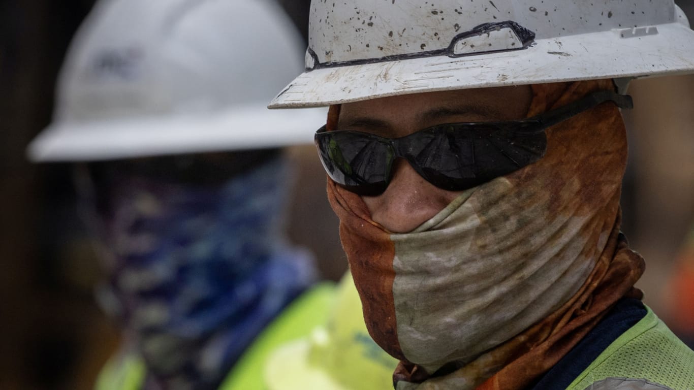 Extreme Temperaturen in Texas: Bauarbeiter versuchen, sich vor der Hitze zu schützen.