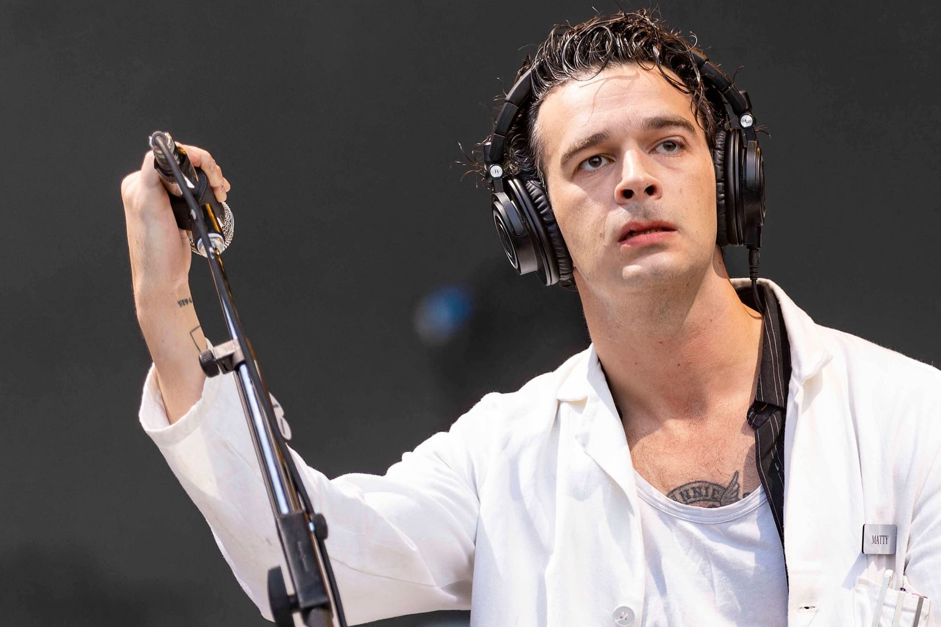 Matty Healy: Ein Auftritt hat jetzt Konsequenzen.