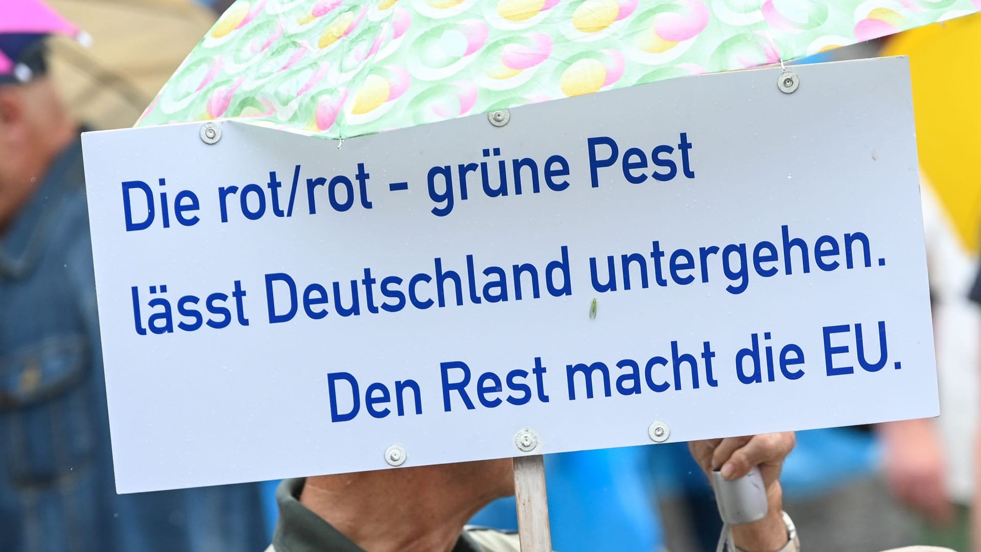 Ein Teilnehmer einer AfD-Kundgebung in Magdeburg: Rund um den Asylkompromiss der EU und die Fachkräftestrategie der Bundesregierung ruft die AfD vermehrt zu Kundgebungen und Demonstrationen auf.