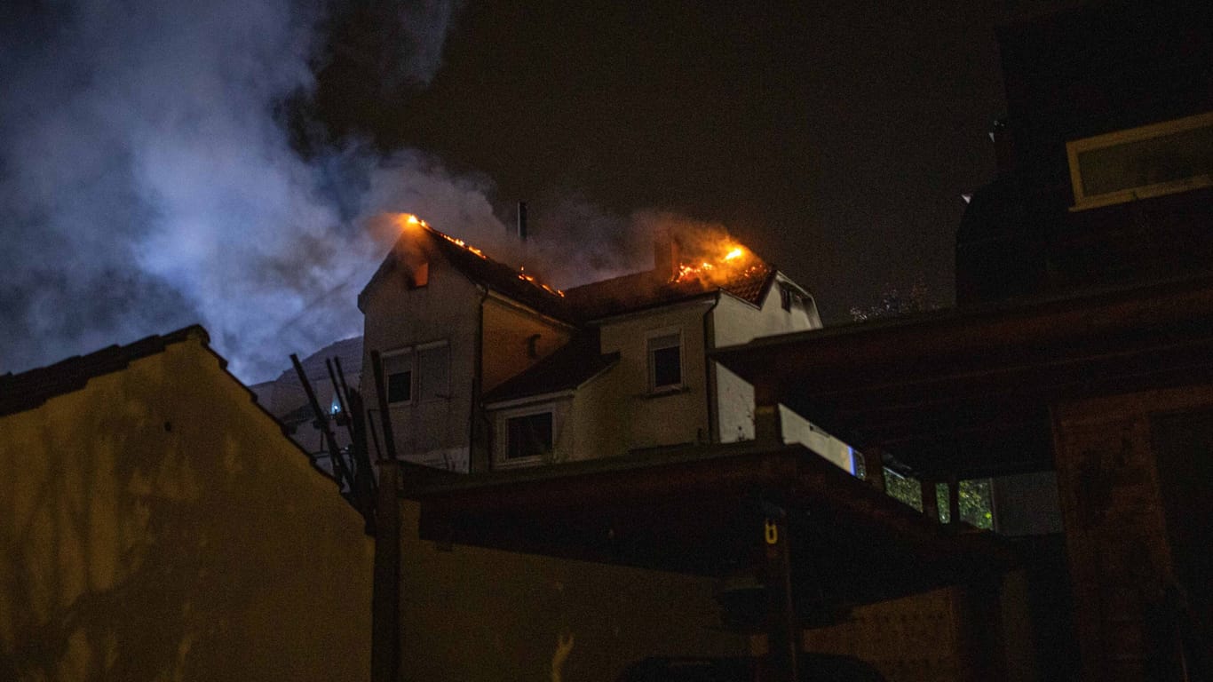 Brand in Pfullingen: Die Feuerwehr und die Stadtwerke war en die ganze Nacht im Einsatz.