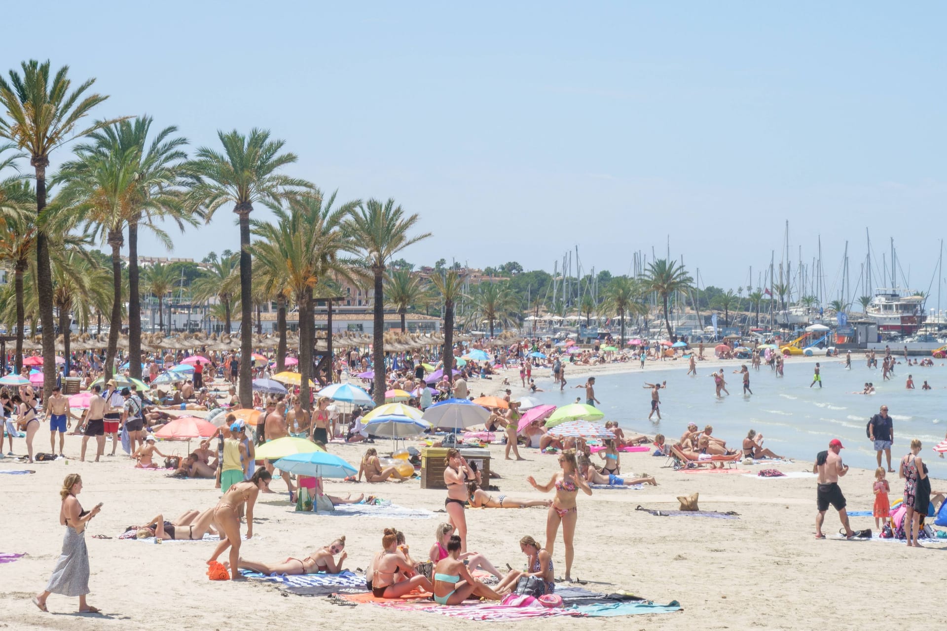 Menschen am Strand (Symbolbild): Für Kat Valentine muss es nicht immer Urlaub am Meer sein.