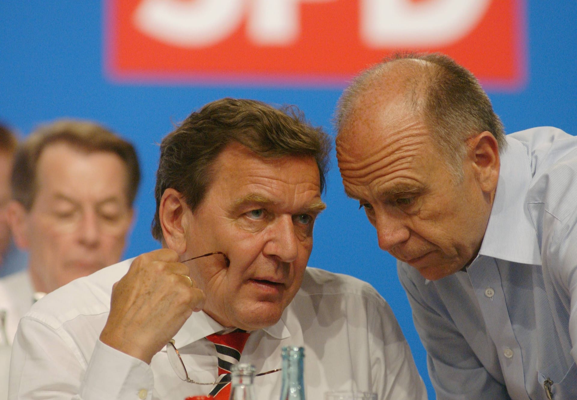 Walter Riester (r.) war von 1998 bis 2002 Bundesminister für Arbeit und Sozialordnung unter Bundeskanzler Gerhard Schröder.