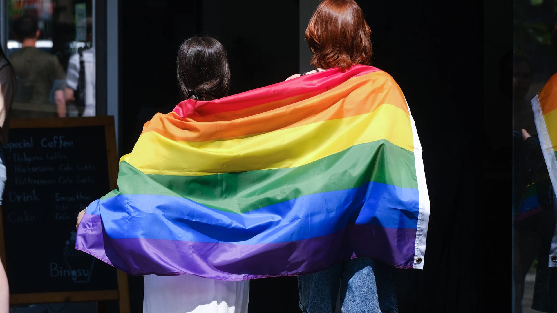 Zwei Demonstranten am CSD (Symbolbild): Die jüngsten Aktionen der rechtsextremen Gruppierung "Revolte Rheinland" sorgen bei der queeren Community in Bonn für Sicherheitsbedenken.