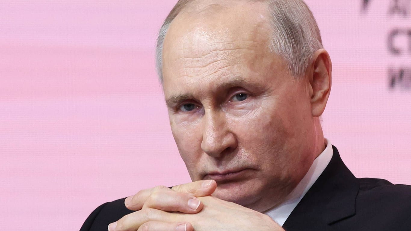 Wladimir Putin, Russlands Präsident (Archivbild): Der Kreml wies die Gerüchte um den Aufenthaltsort Putins zurück.