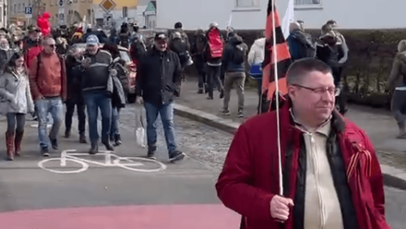 Protest im Zeichen russischer Rechtsradikaler: Sven Birkmann schloss sich im Herbst 2021 in Kassel bei einer Demo einer Gruppe der "Nationalen Befreiungsbewegung" mit Lowien an.