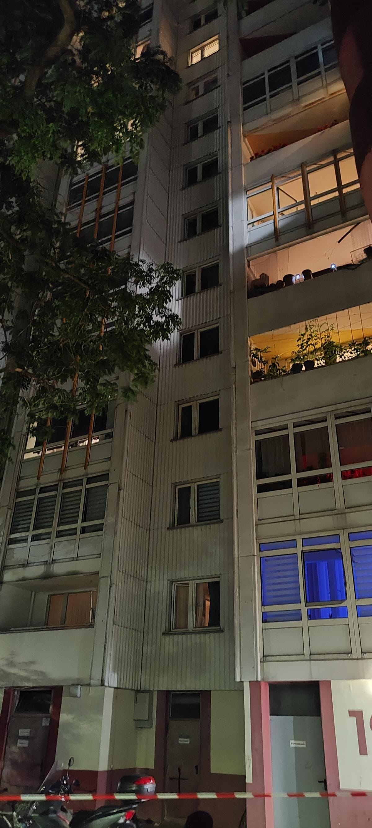 Laut einem Reporter viel das Kind aus dem Fenster im 9. Stock, wo ein Licht brennt.