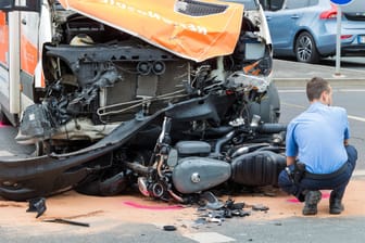 Die verunglückte Harley-Davidson: Ein 22-jähriger Mann muss nach einem schweren Unfall ins Krankenhaus.