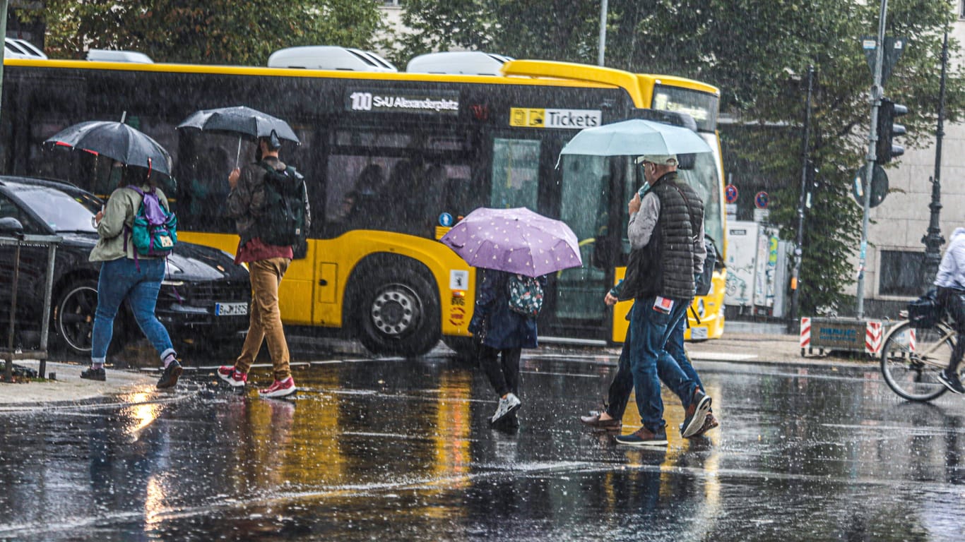 Hier braucht jeder einen Schirm (Symbolfoto): Berlin stehen nasse Tage bevor.
