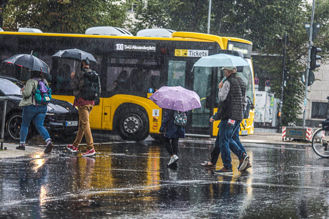 Hier braucht jeder einen Schirm (Symbolfoto): Berlin stehen nasse Tage bevor.