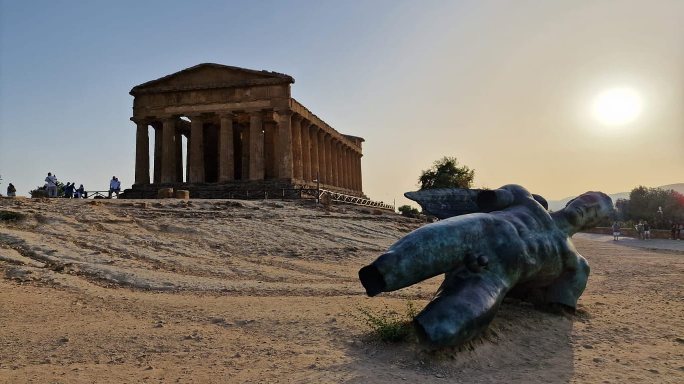 Die Statue schmilzt auch bald dahin: Der Concordiatempel von Agrigent ist eine der berühmtesten Sehenswürdigkeiten Siziliens.