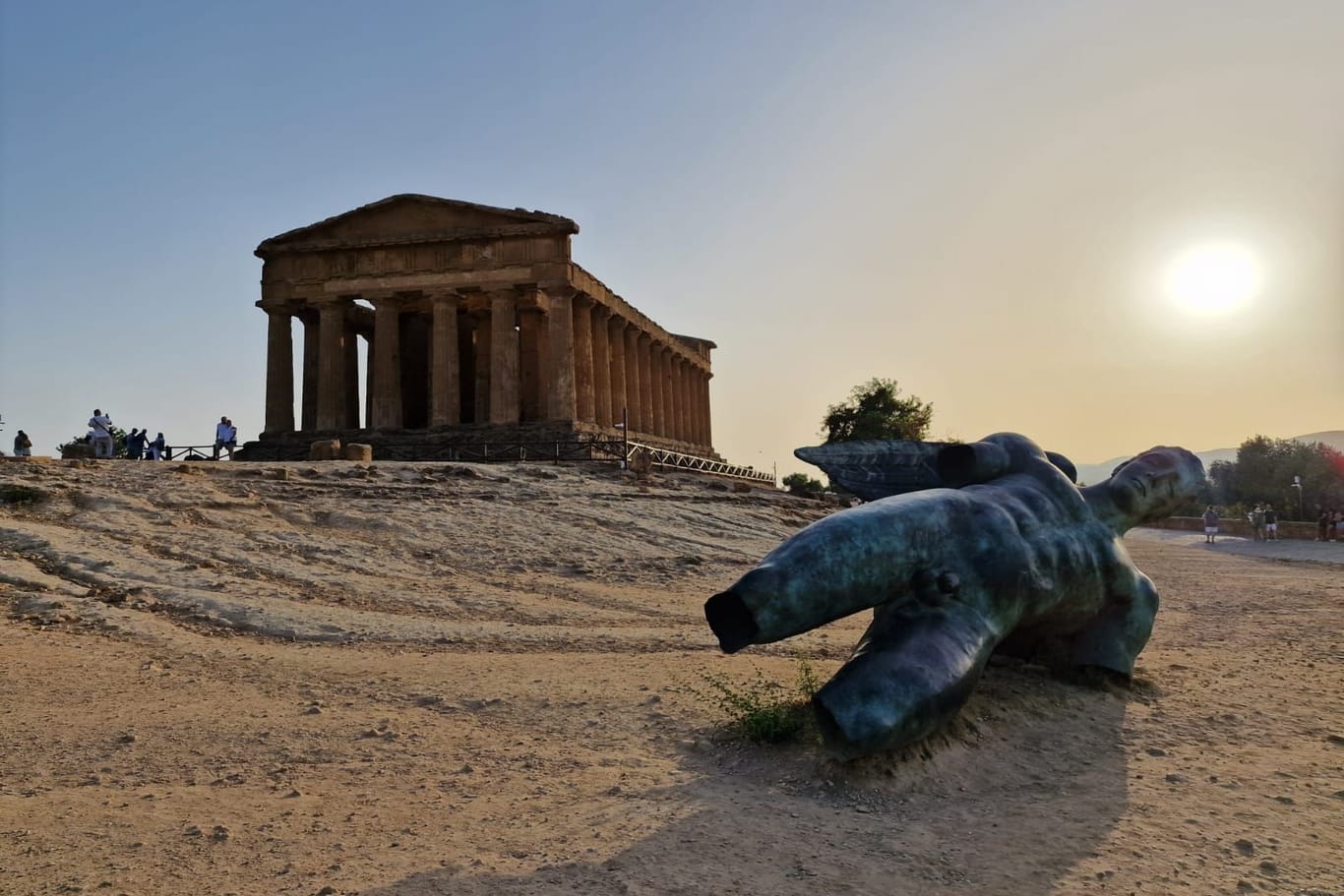 Die Statue schmilzt auch bald dahin: Der Concordiatempel von Agrigent ist eine der berühmtesten Sehenswürdigkeiten Siziliens.