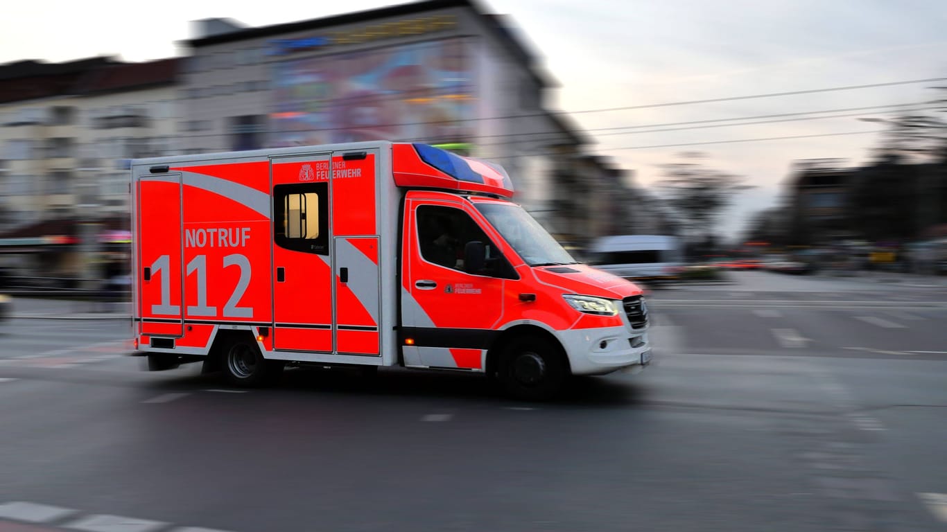 Rettungswagen fährt durch Berlin (Symbolbild): Das Mädchen wurde stationär behandelt.