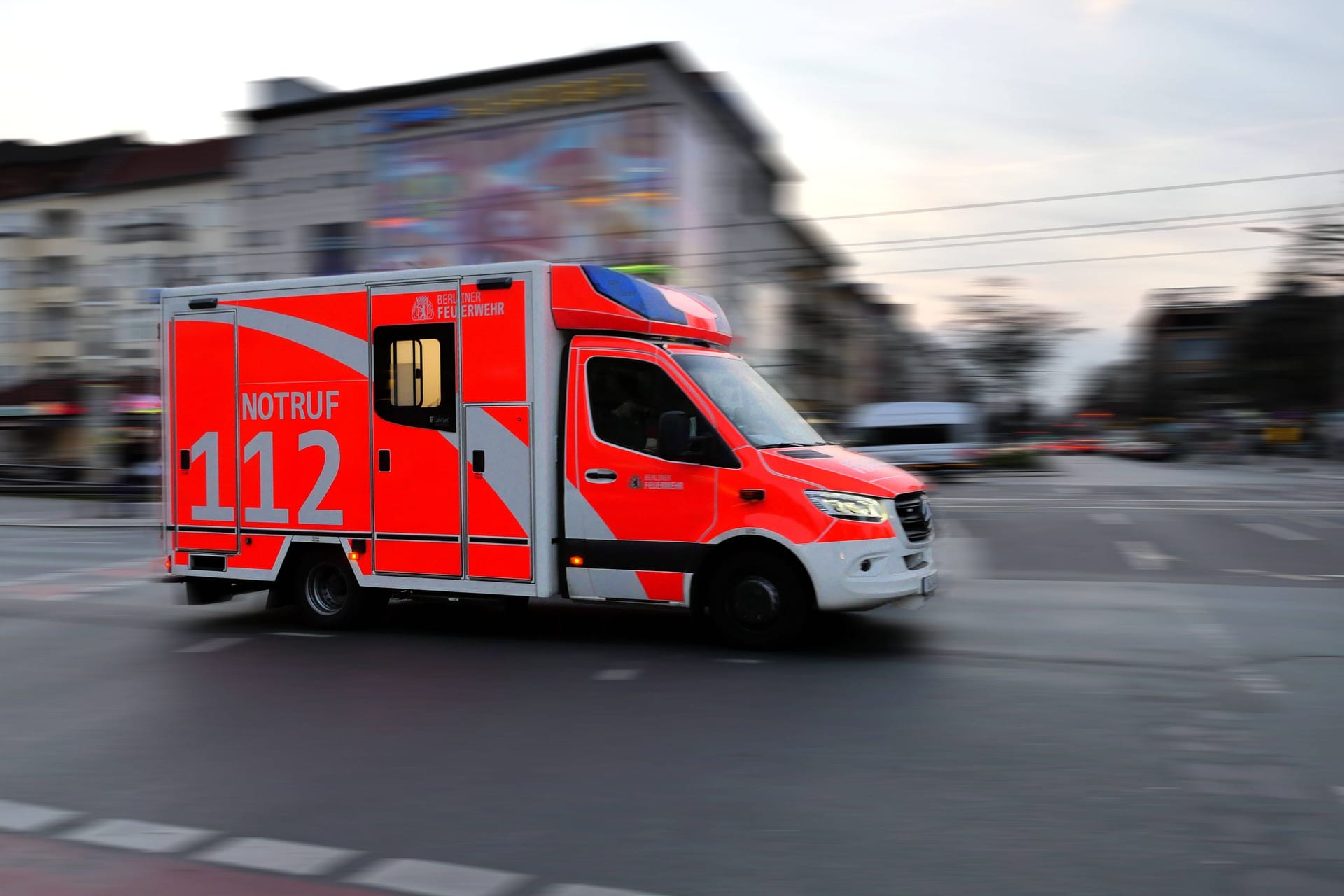 Rettungswagen fährt durch Berlin (Symbolbild): Das Mädchen wurde stationär behandelt.