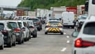 Stau auf einer Autobahn mit einer Rettungsgasse (Archivbild): In Sachsen könnten die Straßen in den nächsten Tagen wieder voll werden.