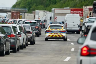 Stau auf einer Autobahn mit einer Rettungsgasse (Archivbild): In Sachsen könnten die Straßen in den nächsten Tagen wieder voll werden.