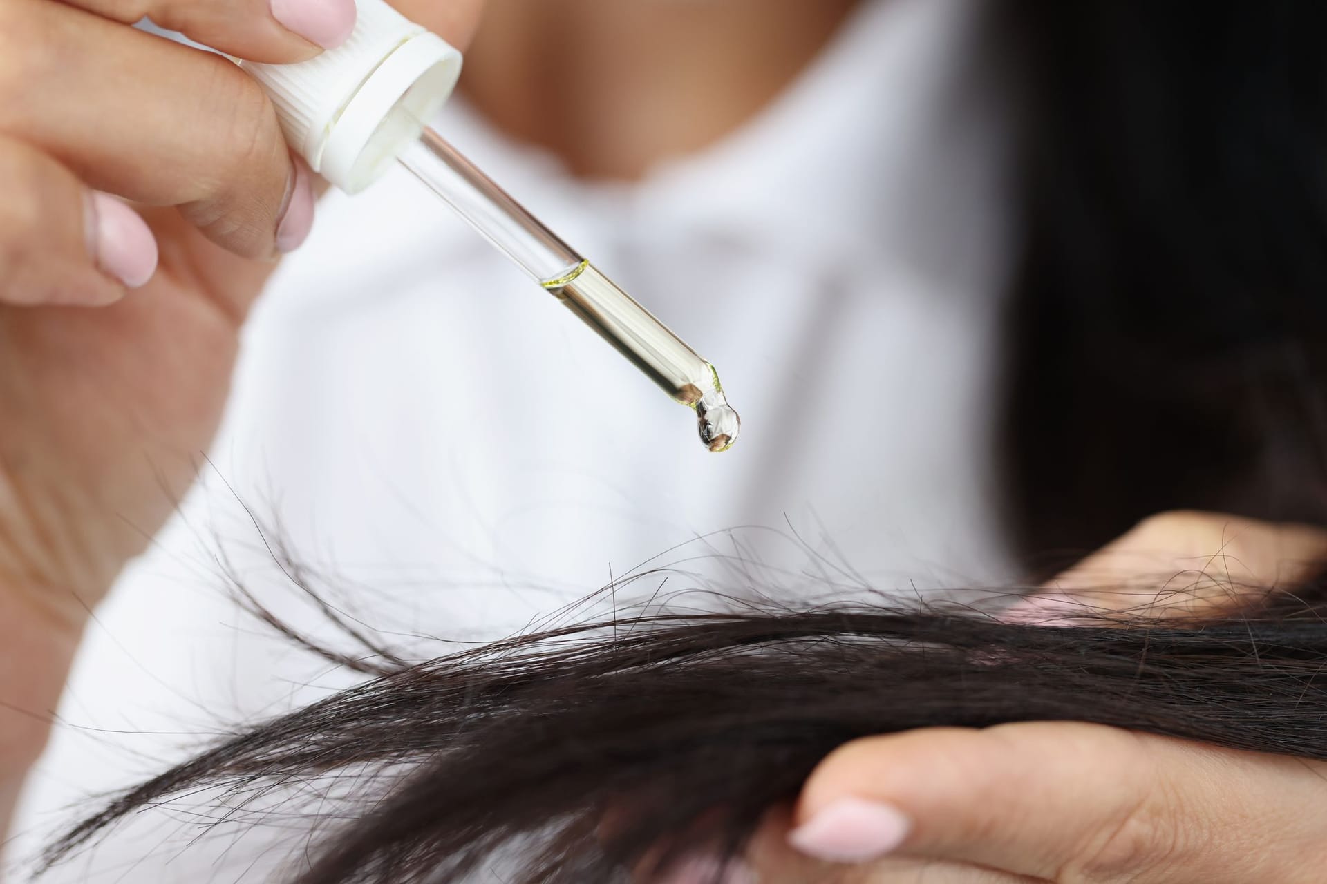 Rizinusöl hilft besonders gut bei trockener Haut und Haaren.